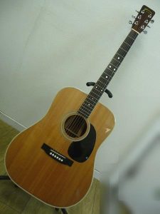 R・MATSUOKAのドレッドノートタイプ・ギター（中古）、「５００」の
